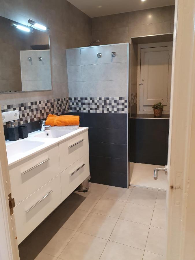 Apartment Market Square Кардона Екстериор снимка
