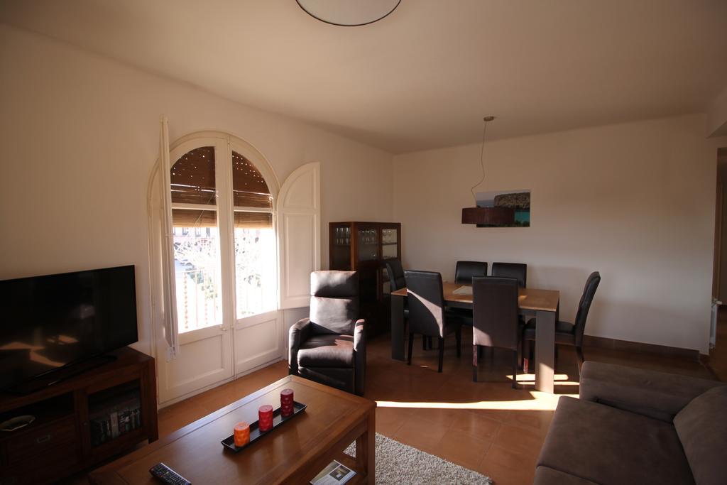 Apartment Market Square Кардона Екстериор снимка
